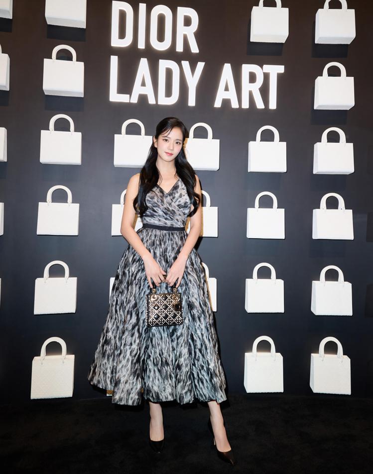 Dior品牌大使、BLACKPINK成員Jisoo出席Lady Dior Celebration展覽開幕。圖／Dior提供