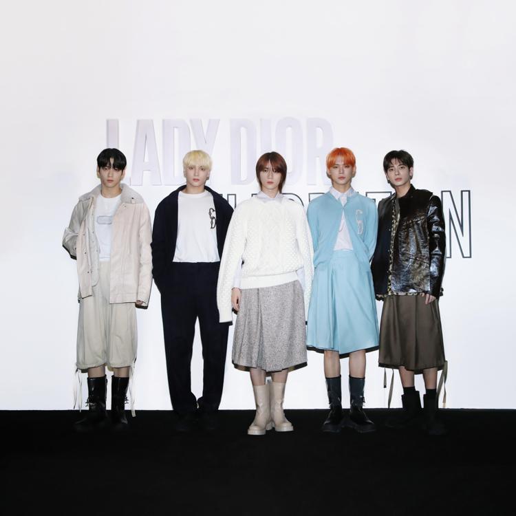 Dior品牌大使、韓流男團TXT出席Lady Dior Celebration展覽開幕。圖／Dior提供