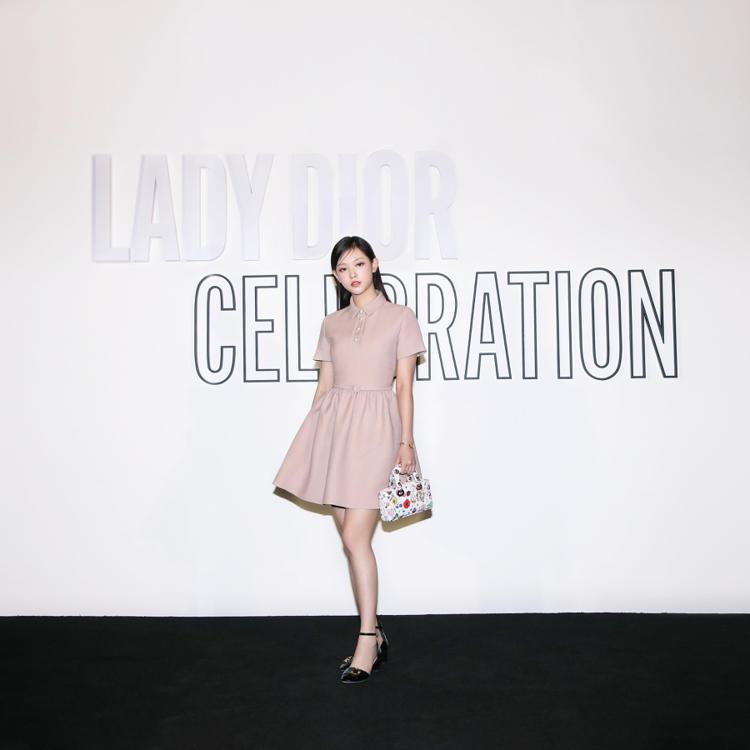 Dior品牌大使、NewJeans成員Haerin出席Lady Dior Celebration展覽開幕。圖／Dior提供
