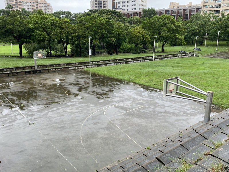 昨颱風海葵侵襲高雄，狂風驟雨，記者今天上午前往該處滯洪池查看，驚見池內沒蓄水量，還可打籃球。記者石秀華／攝影