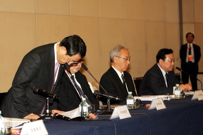 2010年時任豐田汽車社長的豐田章男（左一）出席美國國會聽證會後，轉赴北京為大型召修一事致歉滅火。路透