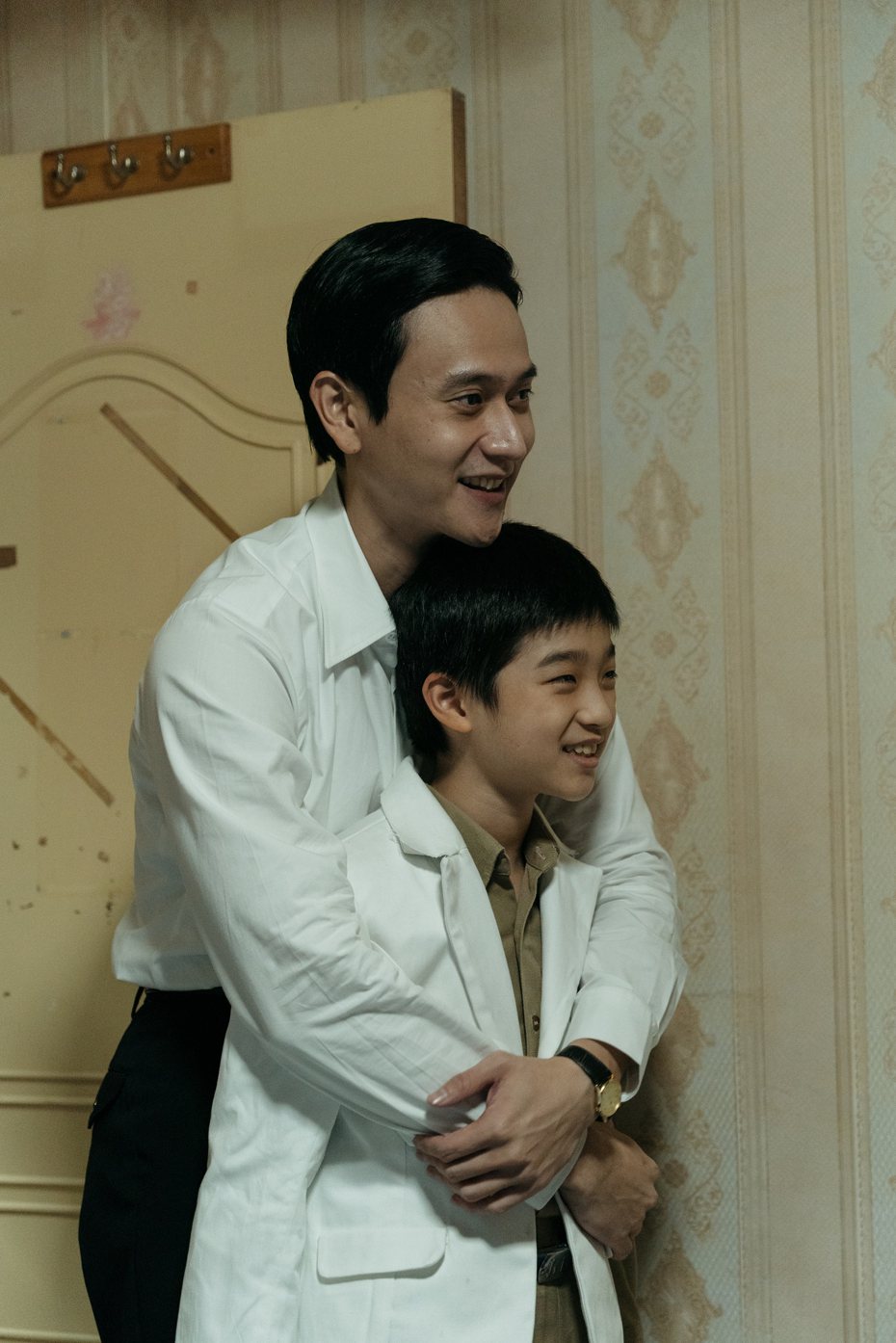 劉冠廷（左）和白潤音在「老狐狸」飾演父子檔。圖／華映娛樂提供