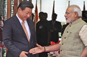 中國大陸國家主席習近平（左）不去新德里G20峰會引起議論紛紛，有人揣測他因為中印邊界糾紛而不給東道主印度總理莫迪（右）面子。圖為兩人2014年資料照片。美聯社