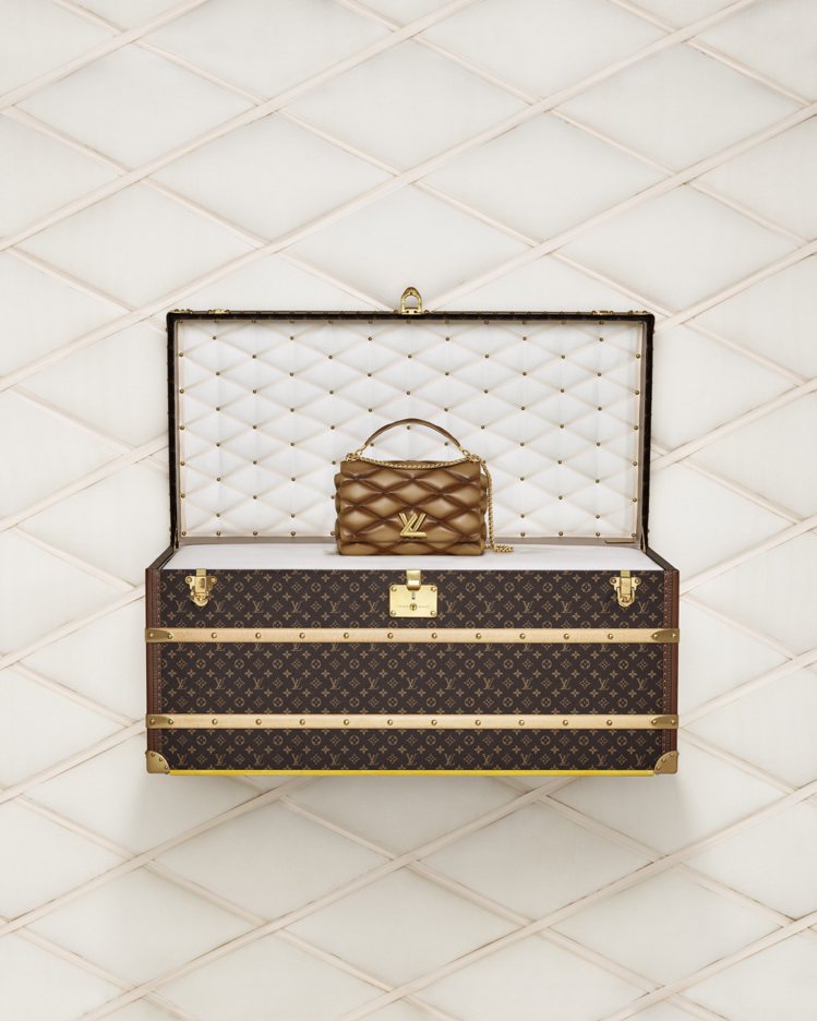菱格紋是路易威登最具歷史意義行李箱工藝的精神象徵之一，也是行李箱內側襯墊精美的交叉絎縫圖案。圖／路易威登提供