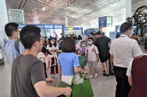 大陸民眾2023年暑期出境旅遊大爆發，北京首都機場8月下旬的出境旅客大排長龍，需要超過1.5個小時才能從海關走到登機口，但境外遊客迄今仍未顯著復甦。記者廖士鋒／攝影