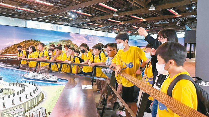 歷史文化主題路線，安排學童參觀哈瑪星台灣鐵道館模型展區。圖／高雄市文化局提供