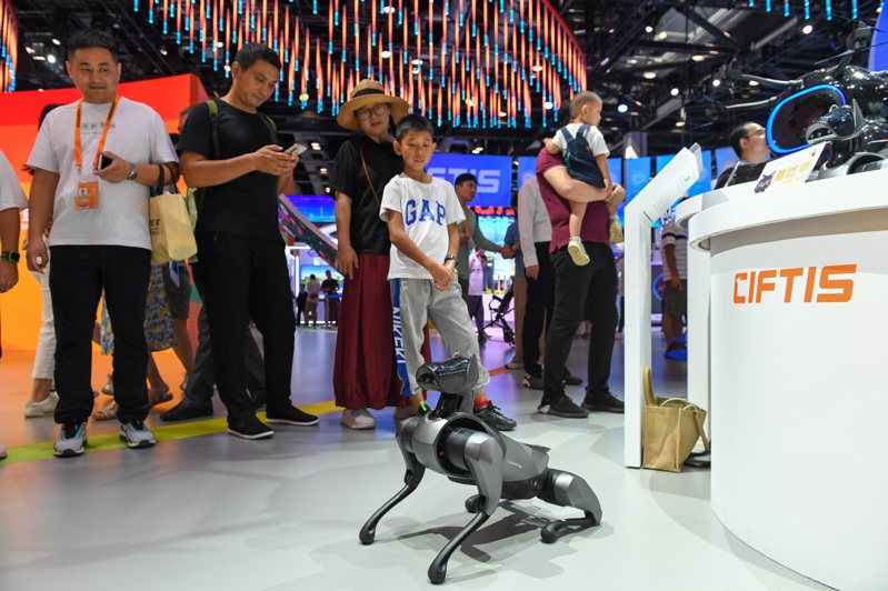 2023年中國國際服務貿易交易會於9月2日至9月6日在北京國家會議中心舉辦，眾多科技產品亮相展區，圖為參觀者觀看一款仿生四足機器人。（新華社）