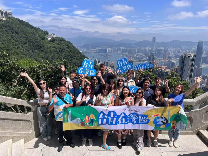 台灣學生、自媒體與短視頻創作者走訪香港太平山山頂。圖／台商優市網提供