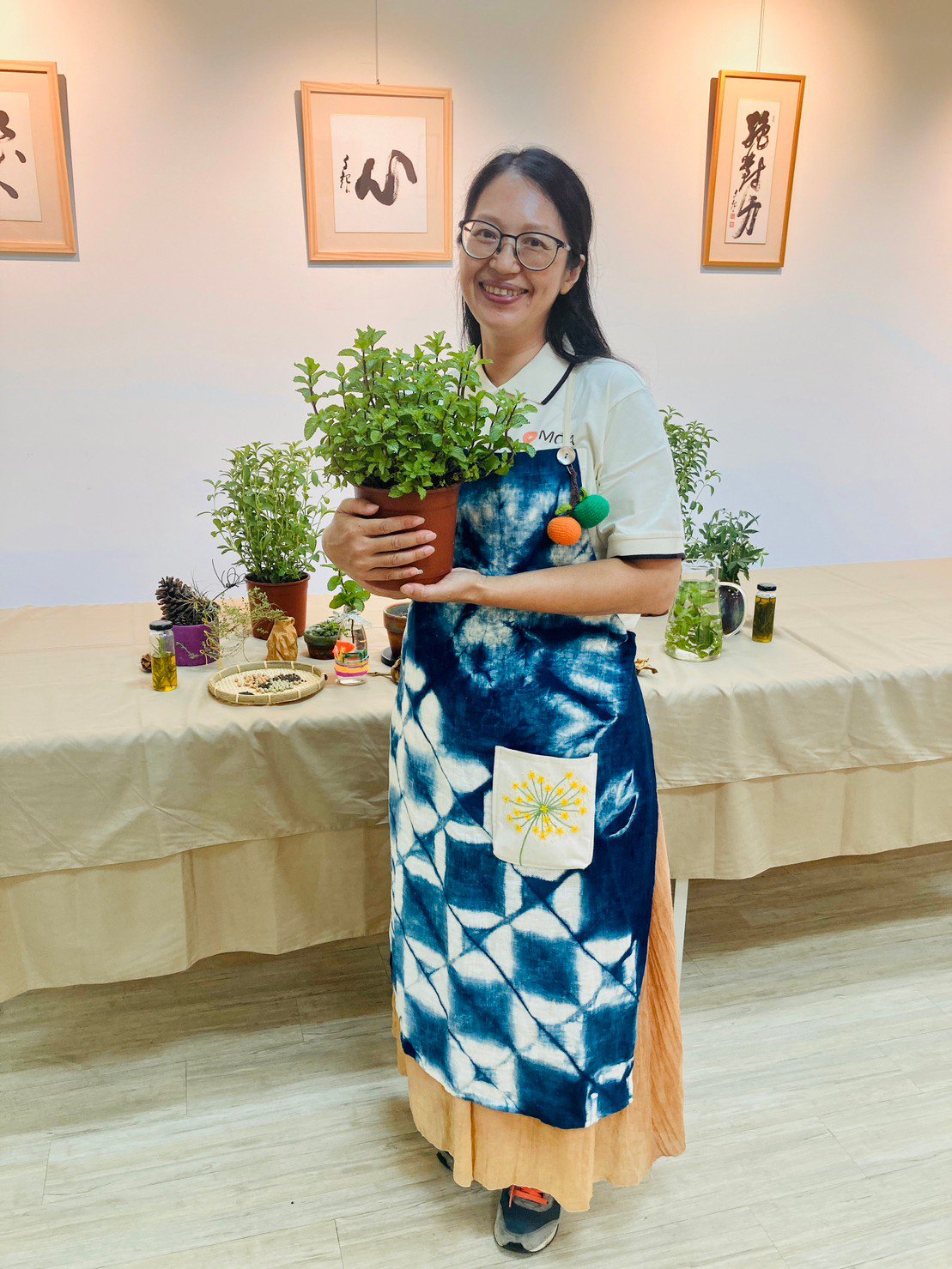園藝治療師楊慧慎教導香草的種植與入菜方法。施又慈／拍攝
