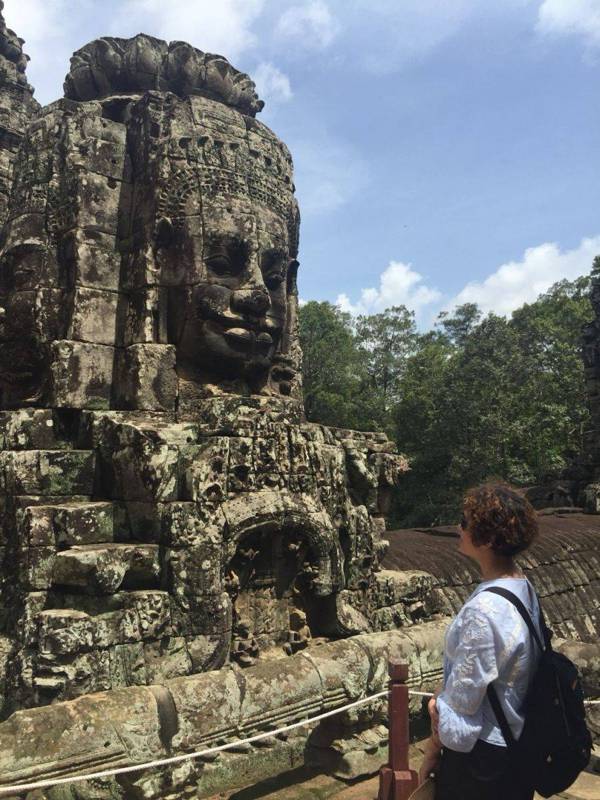 參加旅行社的柬埔寨旅遊，到吳哥窟，圖為和微笑高棉雕像合影。 圖／Maggie提供