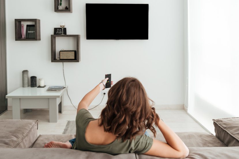 哪種壁掛電視高度，才是最讓人可以真正的放鬆並且感到舒適？ 圖／freepik