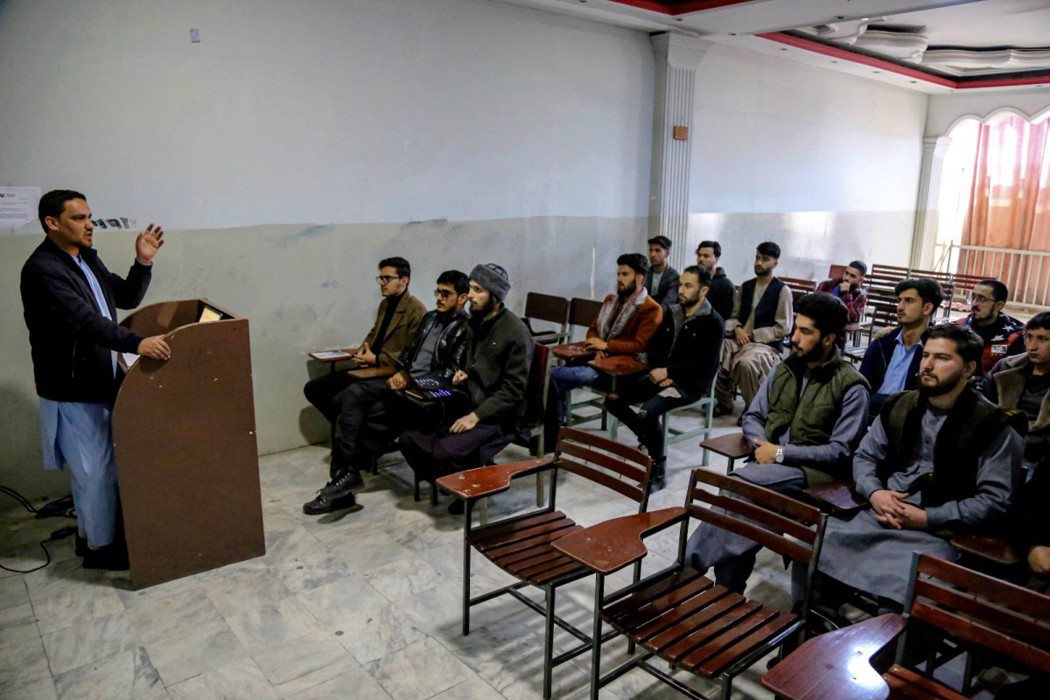 2023年3月阿富汗大學開學後，只有男學生可以回校上課，塔利班禁止女性接受高等教...