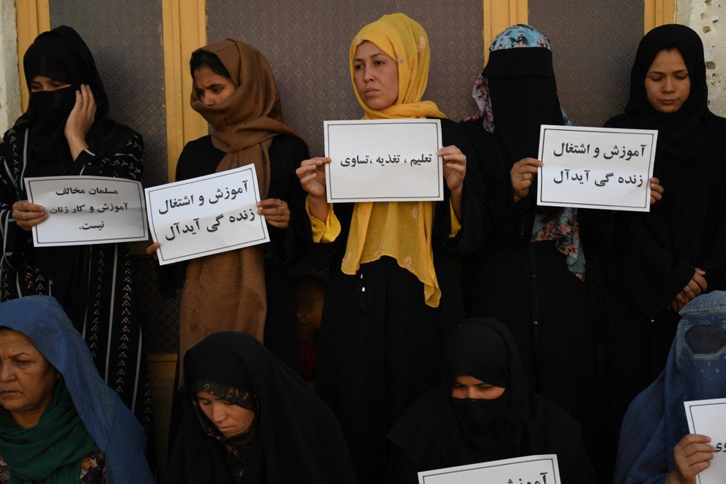 2023年8月17日，十多名阿富汗女性公開抗議塔利班當局。標語以達利語寫著「穆斯...