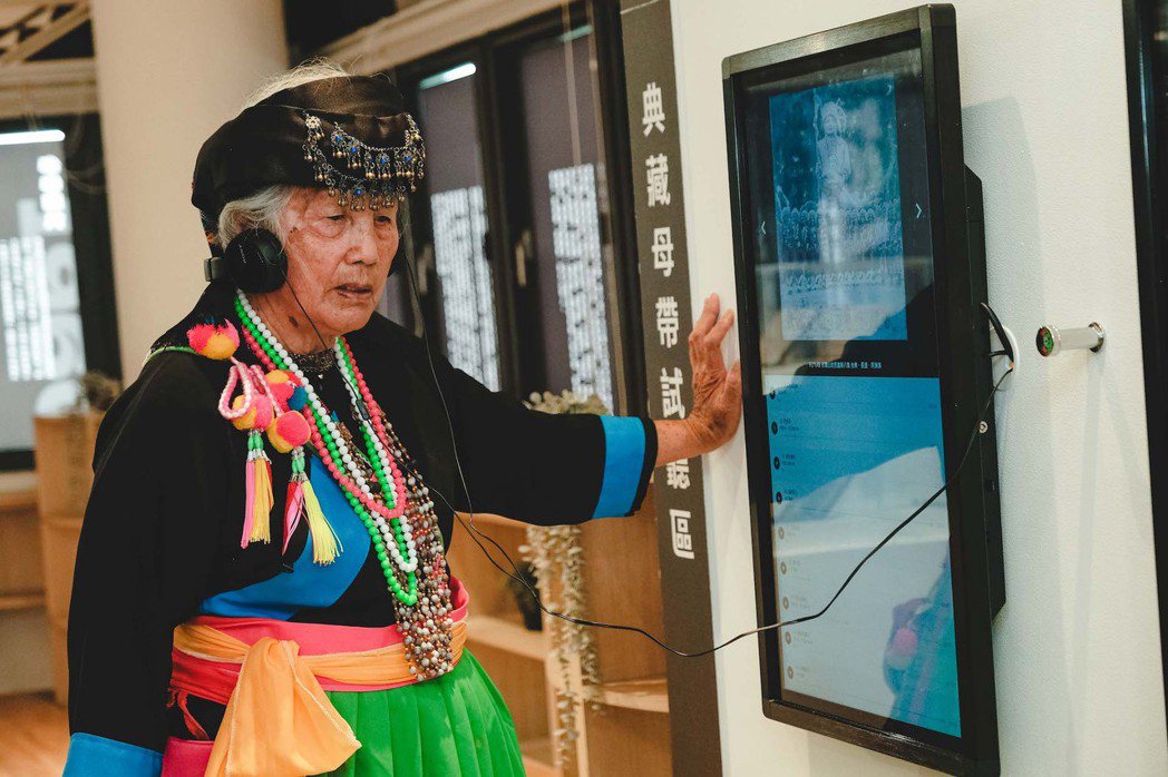 原住民黑膠時期歌手：徐玉蓮女士，於典藏母帶試聽曲聆聽音樂。圖｜臺東縣政府提供