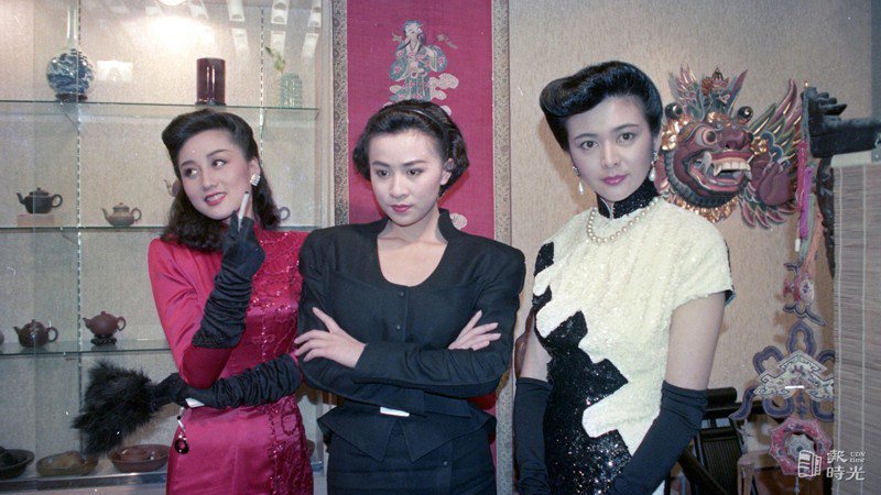 女星左起利智、劉嘉玲和關之琳，廿七日穿著豔裝在台露面，宣傳新片《群鶯亂舞》。圖／聯合報系資料照（1988/05/27 陳炳坤攝影）