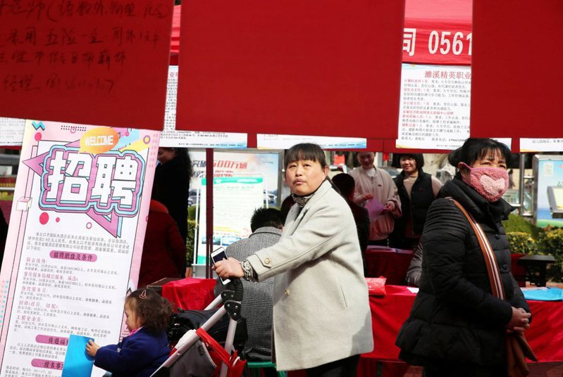 中國青年失業率屢創新高，不少年輕人放棄求職。路透
