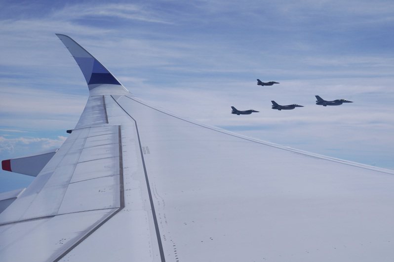 總統蔡英文5日率團搭乘專機出訪非洲友邦史瓦帝尼，展開為期4天國是訪問。圖為4架F-16戰機升空伴飛。圖／中央社