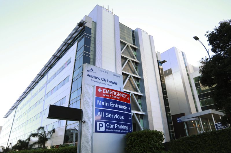 紐西蘭一名婦女在奧克蘭市立醫院接受剖腹產後，下腹開始長期疼痛，拖了1年半才發現腹中遺留如餐盤大小的手術異物。圖為奧克蘭市立醫院。美聯社
