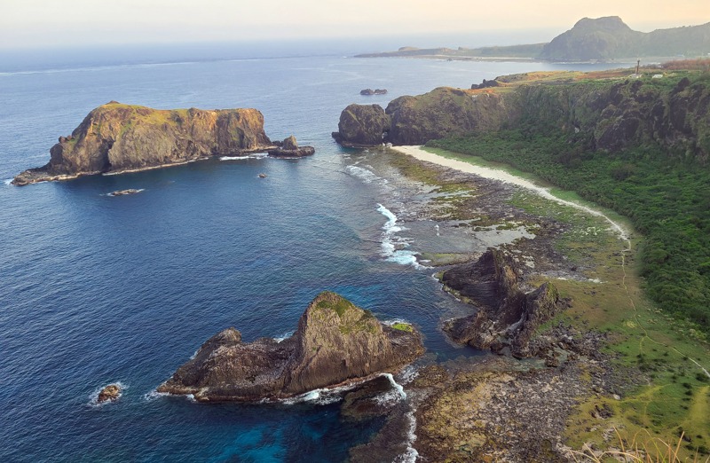 綠島是一座擁有得天獨厚地理環境的島嶼，也有見證人權發展的紀念地景。圖為綠島著名景點，側臥在海岸邊沉睡的睡美人岩（右）和哈巴狗岩（左）。記者曾學仁／攝影
