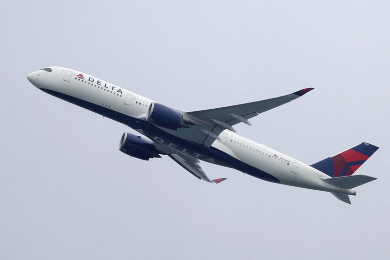達美航空（Delta）一架從美國亞特蘭大飛往西班牙巴塞隆納的航班，1日中途被迫折返並緊急降落，原因竟是一名乘客不斷腹瀉。路透資料照