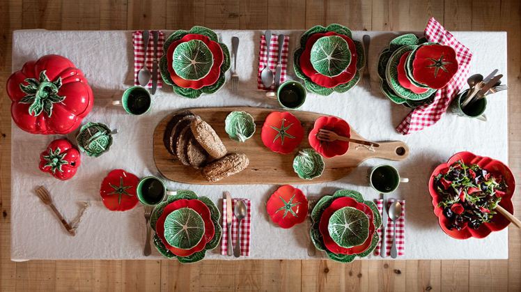 葡萄牙BORDALLO PINHEIRO陶瓷餐盤復刻捲心菜、蕃茄等蔬果造型。圖／誠品提供
