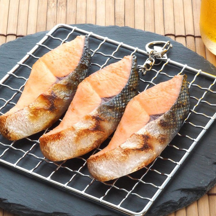 日本元祖食品サンプル屋烤鮭魚鑰匙圈，活動期間全品項8.5折起。圖／誠品提供