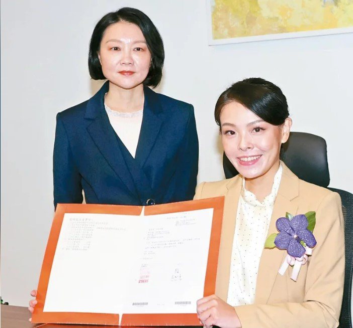 民眾黨新竹市長高虹安（右）去年宣誓就職後，與副市長蔡麗清（左）簽署第一份公文。但昨天高虹安透過新聞稿宣布蔡麗清離職。本報資料照片