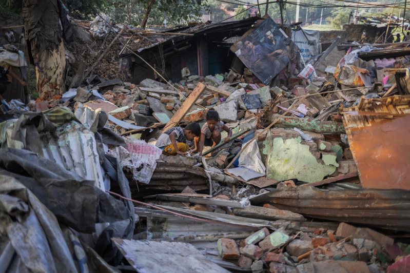 2名孩童今年6月在遭拆除的貧民窟殘骸中尋找物品。批評者指政府為舉辦G20峰會，強行移除首都的底層人民。路透