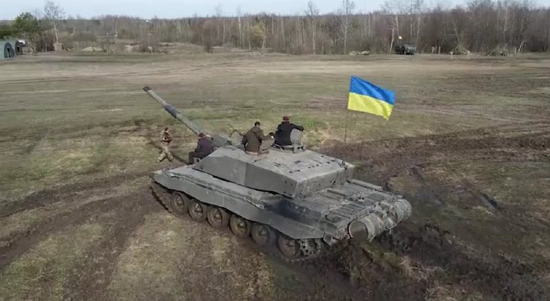 俄羅斯官媒RT報導，網路上流傳的一隻影片似乎顯示一輛英國軍援烏克蘭的挑戰者2型主力戰車被毀，將是此型戰車有史以來第一次毀於敵軍火力。資料照片。路透