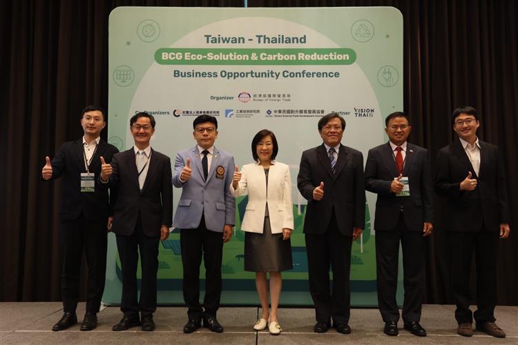 經濟部貿易局長江文若率團赴泰國曼谷舉辦「臺泰BCG環保減碳商機交流會」，帶領我環保業者與泰國企業與公協會代表進行商洽，爭取生物循環綠色（Bio-Circular-Green)商機。 圖／經濟部提供