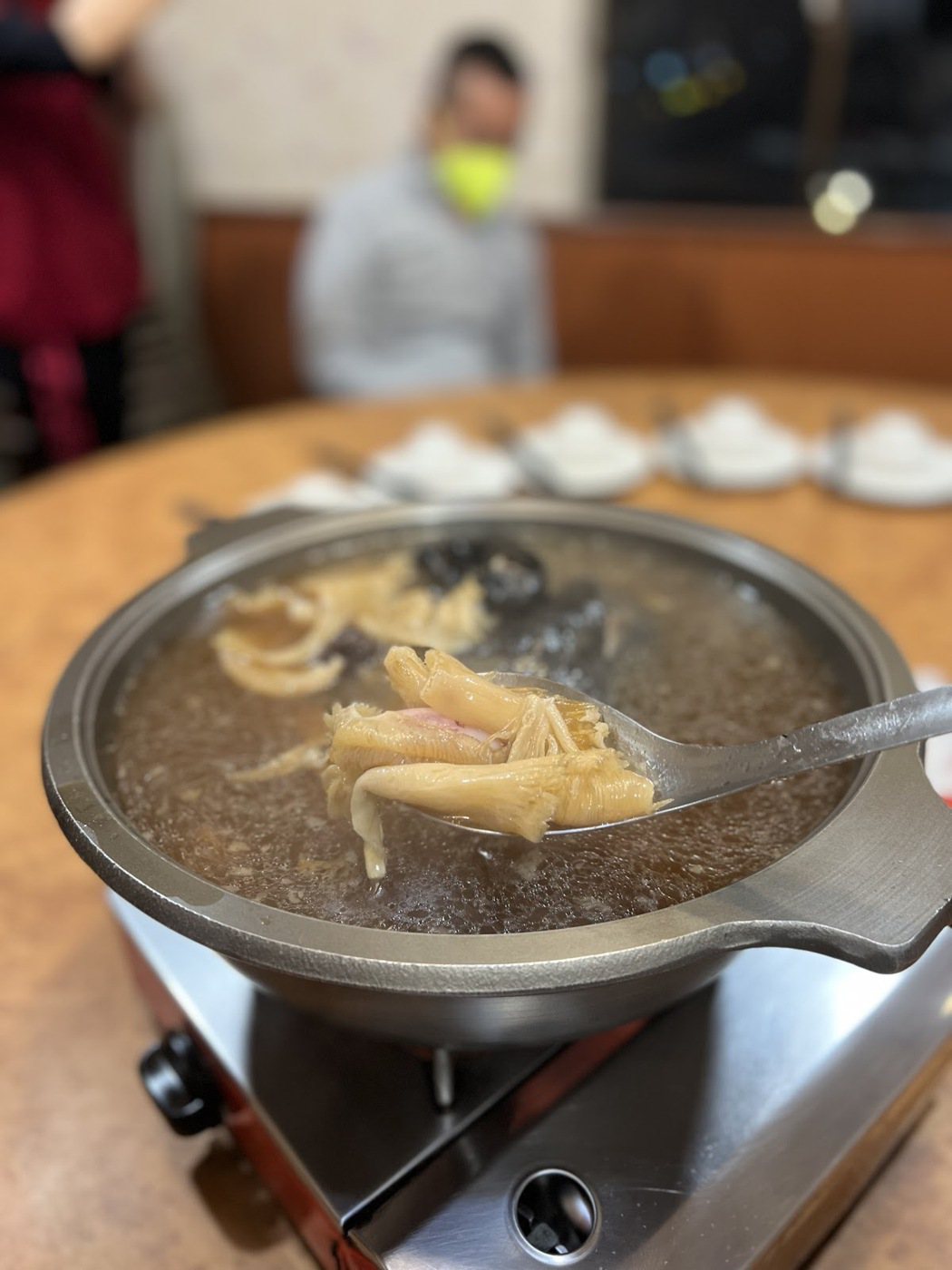 吳悅宇的精選菜色／田山餐館-烏骨雞魚翅湯。圖／吳悅宇 提供
