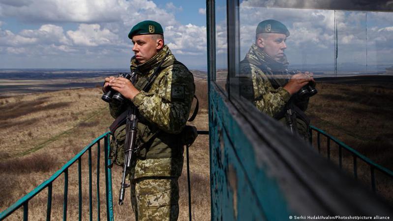 烏克蘭國家邊防局發言人表示，從去年2月24日到現在，烏克蘭邊防人員已經拘留了大約14600名試圖非法離開烏克蘭的人員。圖／德國之聲中文網