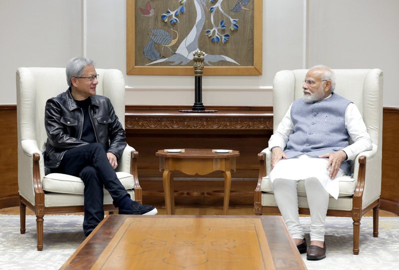 輝達執行長黃仁勳（左）4日在新德里與印度總理莫迪（右）會面。 （NVIDIA提供）