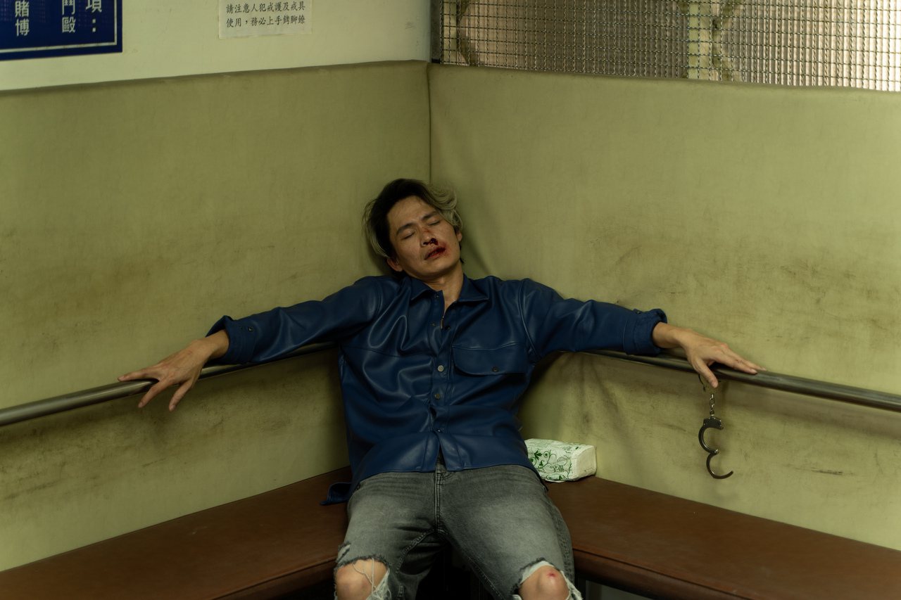 黃鐙輝在《查無此心》飾演痞子豪，和阮經天有場情緒激昂的打架戲。圖／華映娛樂提供