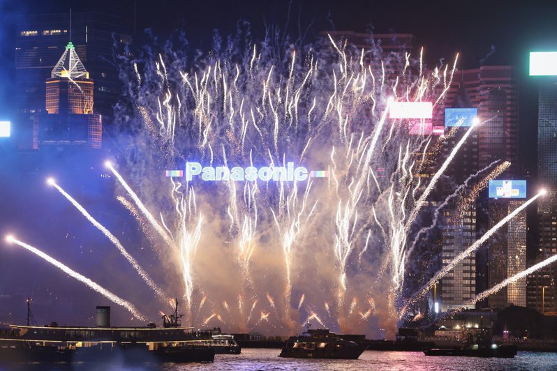 7月9日，香港維多利亞港上演水上煙火版「幻彩詠香江」，吸引大批市民和遊客在尖沙咀海傍欣賞。中通社