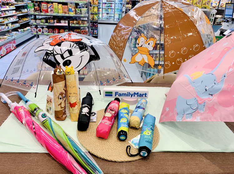 全家便利商店獨家迪士尼系列雨具包含三折晴雨傘、自動開合晴雨傘、自動透明傘，以及傘柄超Q的造型三折晴雨傘系列。圖／全家便利商店提供