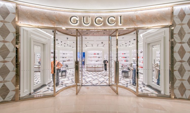 Gucci台北101旗艦店四樓一入口即為包款展售區，囊括品牌本季最受歡迎的各式竹...