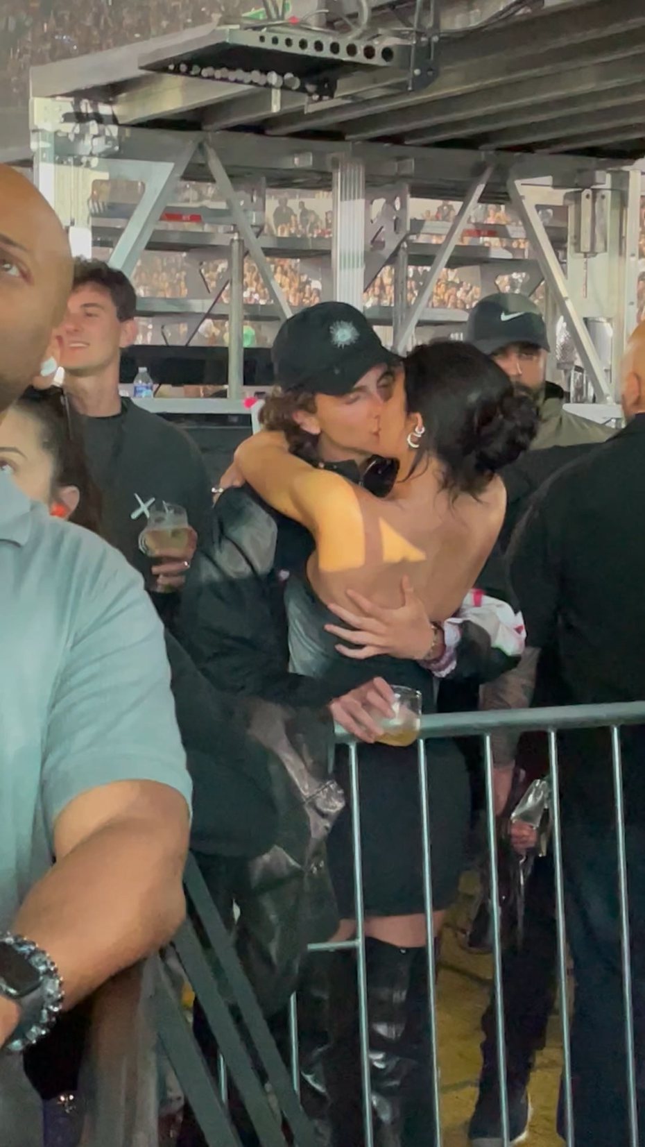 提摩西夏勒梅(左)被拍到和凱莉詹納在演唱會上激吻。圖／達志影像