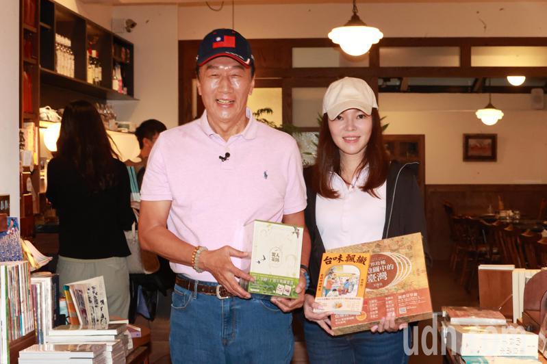 鴻海創辦人郭台銘（左）下午與老婆曾馨瑩（右）一起參訪赤峰商圈，兩人在奎府聚獨立書店買書。記者蘇健忠／攝影