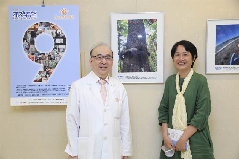 獲得佳作的乳癌病友劉碧芬與自己的主治醫師林永昌副院長相見歡。圖／林口長庚紀念醫院提供