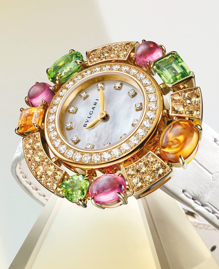 BVLGARI Allegra系列珠寶腕表，36毫米黃K金鑲飾鑽石、黃色剛玉、粉紅碧璽、黃水晶、橄欖石，珍珠母貝表盤鑲，
白色珠光鱷魚皮表帶，價格店洽。圖／寶格麗提供