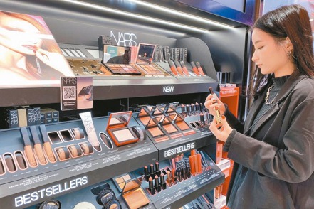 莎莎國際希望加強在中國大陸的業務，目前這家香港最大化妝品連鎖商，面臨本地旅遊業復甦疲軟局面。圖為化妝品示意圖。 聯合報系資料照