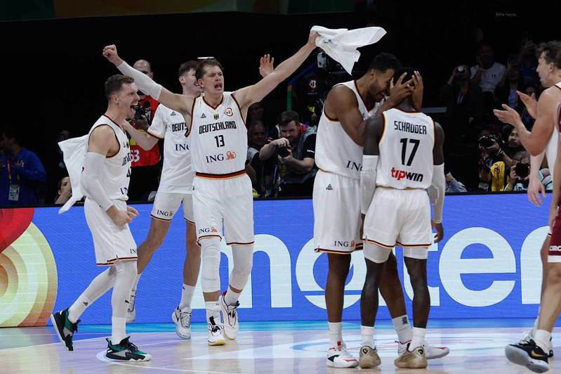 在施羅德(17號)和華格納兄弟(13號、大華格納)的帶領之下，德國隊打出本屆世界盃男籃賽的最大驚奇，截至四強賽開打前，他們6戰全勝是目前唯一的不敗之師。 歐新社