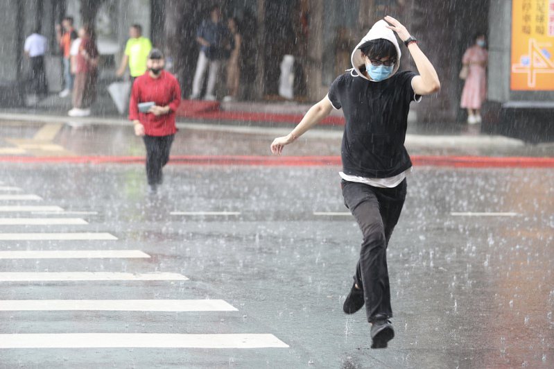 氣象局今針對南台灣發布豪雨特報，17縣市有大雨或豪雨出現的可能性。圖為示意圖。聯合報系資料照／記者林伯東攝影