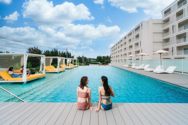 「BEB5 沖繩瀨良垣」是完美的度假之所，無邊際泳池、發呆亭俱全。 圖片／©星野集團