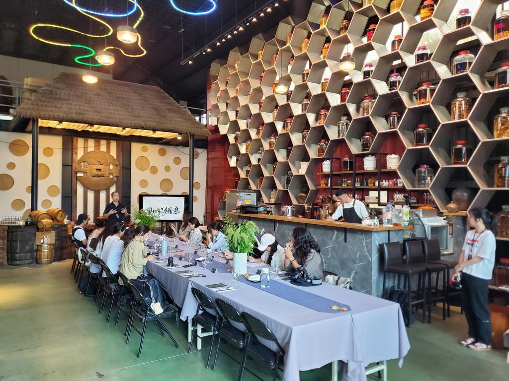 中福酒廠的空間運用彈性，可以安排餐飲、講座或品酒會。牆上蜂巢牆的多樣酒缸，見證著...