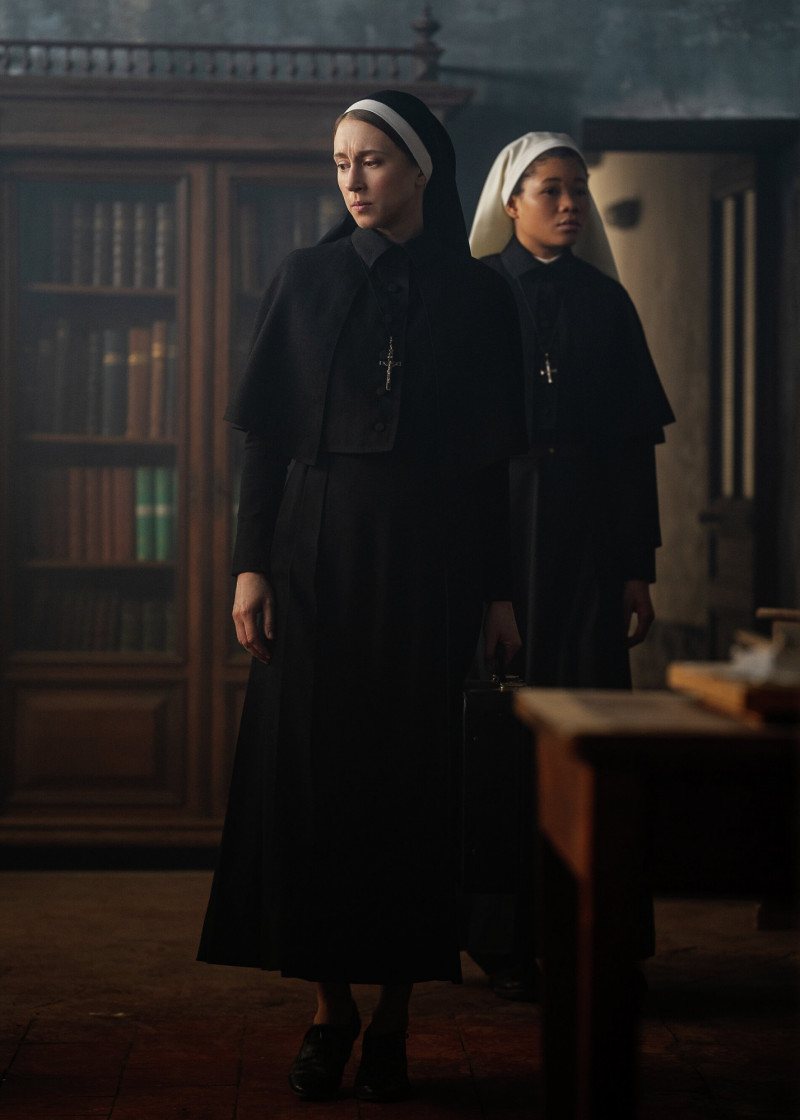 泰莎法蜜嘉飾演的「艾琳修女」（左），與絲托姆雷德飾演的「黛博拉修女」，在「鬼修女II」橫跨歐洲與邪靈對決。圖／華納兄弟提供