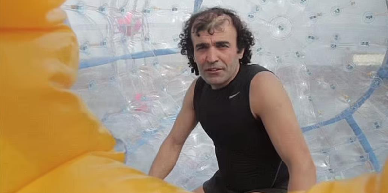 44歲的伊朗公民巴路奇（Reza Baluchi）8月26日在距美國喬治亞州泰碧島113公里處被海岸警衛隊發現，他搭乘著自製的類似倉鼠滾輪的裝置在海上飄浮。取自YouTube影片
