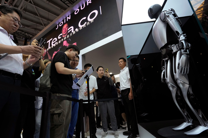 特斯拉人型機器人Optimus今年7月在上海2023世界人工智能大會亮相時，吸引許多參觀者關注。美聯社