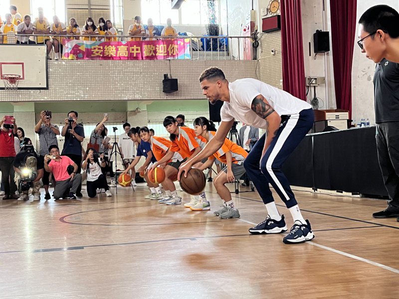 NBA球星小波特今天在安樂高中舉行訓練營。記者劉肇育／攝影